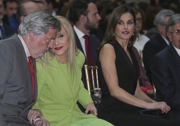 La Reina con Cristina Cifuentes e Íñigo Méndez de Vigo / Gtres