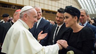 Katy Perry y Orlando Bloom ante el Papa Francisco /Gtres
