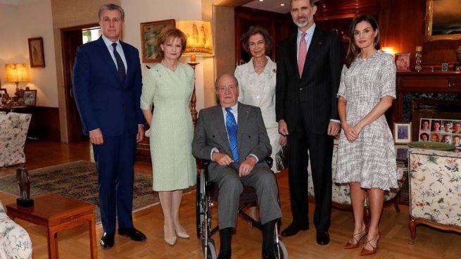 El Rey Juan Carlos reaparece en silla de ruedas y junto a Sofía