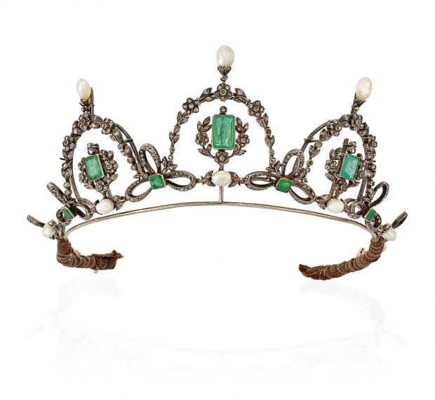 A subasta la tiara que arrebataron a la madre del rey Juan Carlos
