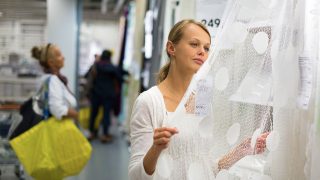 Mujer comprando en IKEA / Gtres