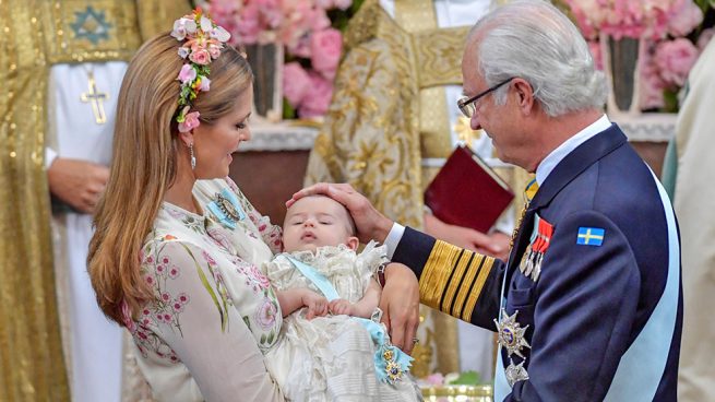 Las royal ladies de Suecia llenan de flores el bautizo de Adrienne