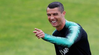 Cristiano Ronaldo se ríe durante un entrenamiento con Portugal / Gtres