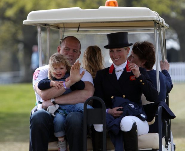 Zara Phillips y Mike Tindall con su hija 