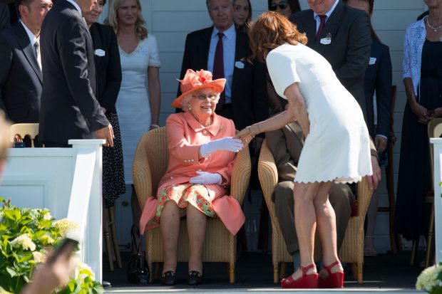 Susan Sarandon da la mano a la reina Isabel / Gtres