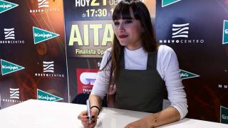 Aitana de OT 2017 durante una firma de discos / Gtres