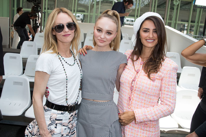 Penélope Cruz, Vanessa Paradise, Lily-Rose Depp en el desfile de Chanel