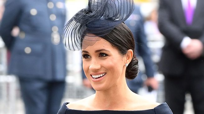 Meghan Markle ‘tiñe de negro’ su vestido de novia