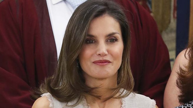 Doña Letizia se apunta al tejido del verano y vuelve a estrenar joyas de Tous