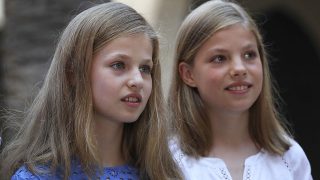 La Princesa Leonor y la Infanta Sofía durante el posado tradicional de Palma / Gtres