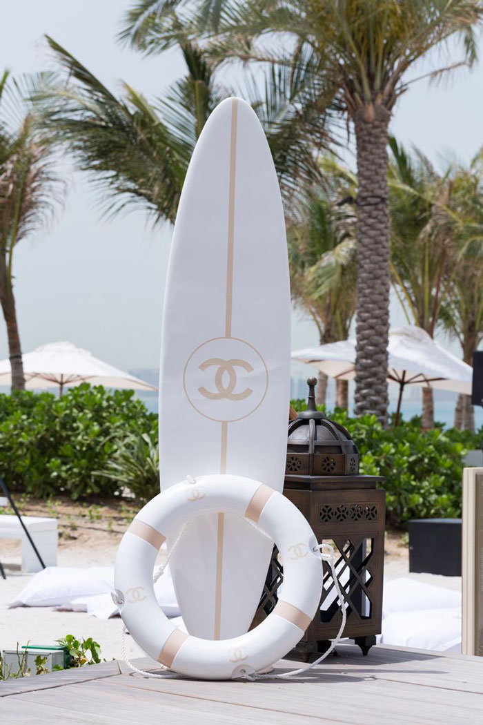 Tabla de surf y salvavidas de Chanel 