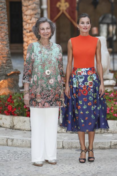 Doña Letizia y doña Sofía esperan para recibir a las autoridades / Gtres