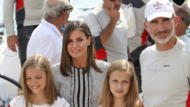 Los Reyes y sus hijas en el Náutico de Palma / Gtres