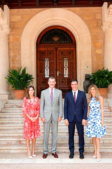 Los Reyes de España, Doña Letizia y Don Felipe, el presidente del Gobierno, Pedro Sánchez, y su esposa, Begoña Gómez