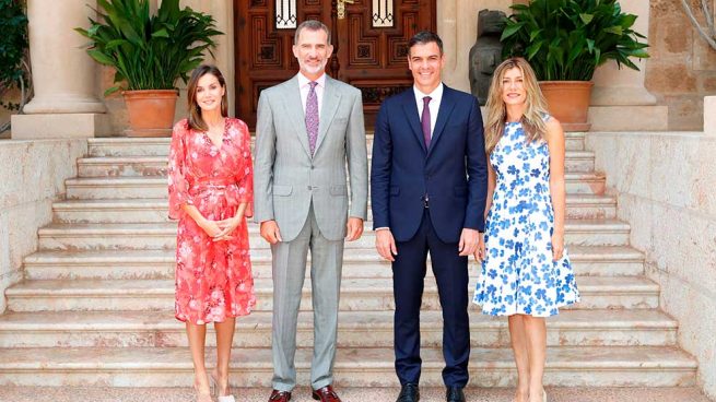 Los Reyes de España, Doña Letizia y Don Felipe, el presidente del Gobierno, Pedro Sánchez, y su esposa, Begoña Gómez