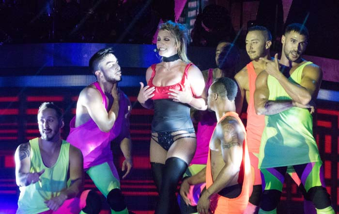 Britney Spears con sus bailarines