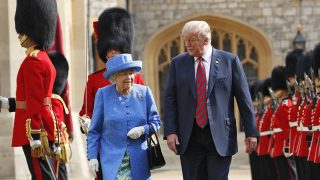 La reina Isabel y Donald Trump paseando en Windsor. / Gtres