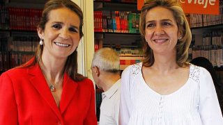 La infanta Elena y su hermana, Cristina de Borbón, en una foto de archivo / Gtres