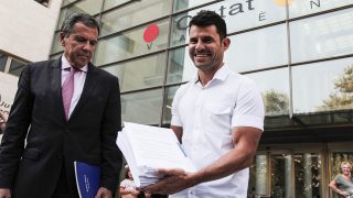 Javier Santos, junto a su abogado, Fernando Osuna, a la salida del juzgado / Gtres.
