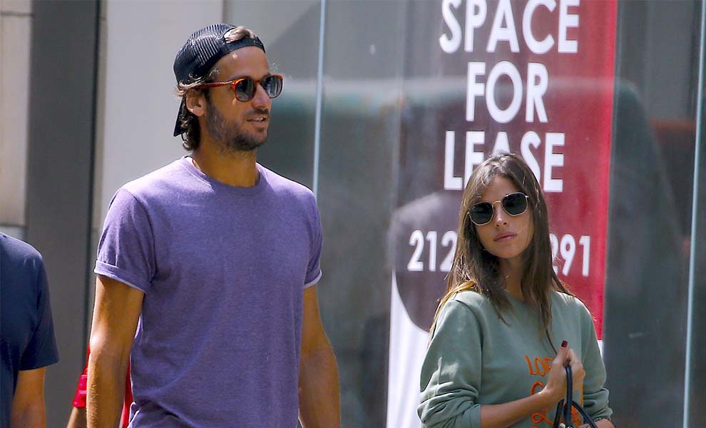 Feliciano y Sandra Gago, con bolso-mochila y maletas de Louis Vuitton en la  vuelta de su luna de miel