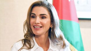La Reina de Jordania utiliza la moda para lanzar un mensaje / Gtres