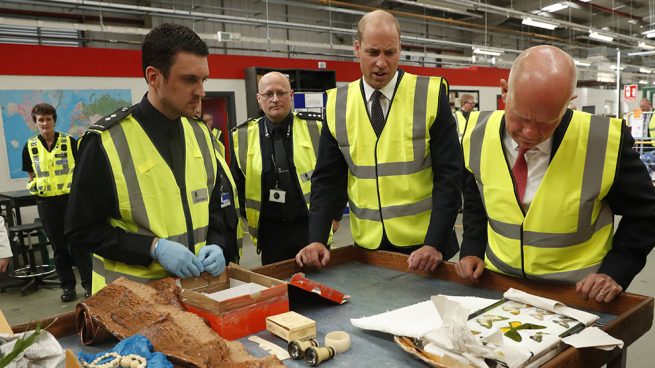 El príncipe Guillermo durante una visita al Royal Mail international centre / Gtres