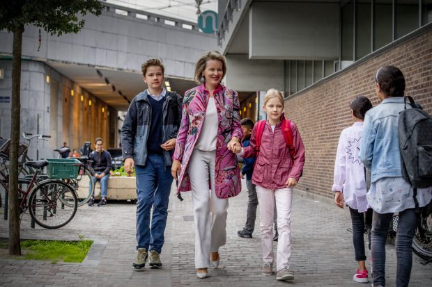 Matilde de Bélgica acompaña a sus hijos al colegio / Gtres