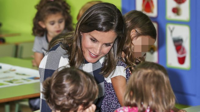 Doña Letizia, se queda ‘a cuadros’ en su segunda ‘vuelta al cole’ y estrena pendientes de 1500 euros