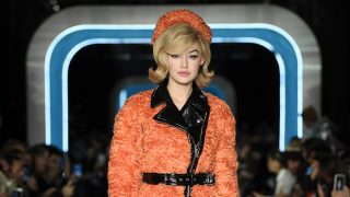 Gigi Hadid desfilando para Moschino en la Fashion Week de Milan / Gtres