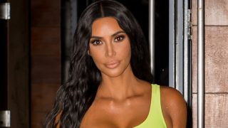 Kim Kardashian se viste con un look inspirado en la serie de moda / Gtres