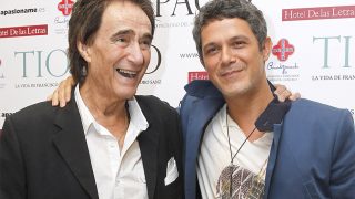 El cantante Alejandro Sanz con su tío Paco en la presentación de su libro