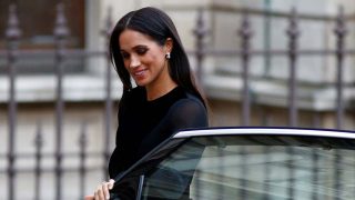 Meghan Markle ha deslumbrado con un diseño negro el día que estrenaba su agenda en solitario /Gtres