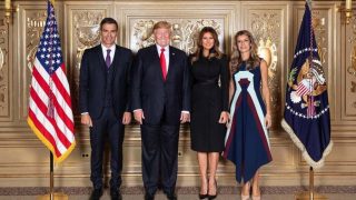 La ansiada foto: Pedro Sánchez, Donald Trump, Melania Trump y Begoña Gómez / Casa Blanca