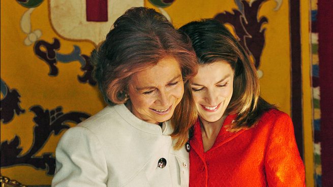 La reina Sofía y la reina Letizia en una mesa de cuestación en 2004 / Gtres