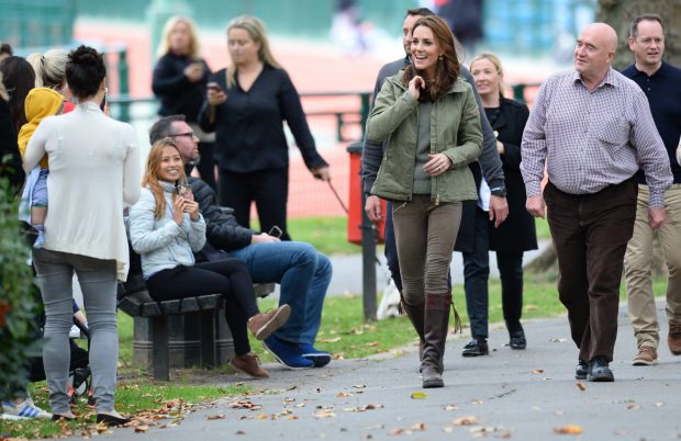 Kate Middleton nos rinde a sus pies (literalmente) en su vuelta al trabajo y le ‘copia’ los pendientes a doña Letizia
