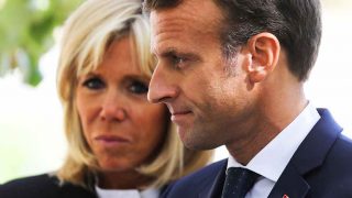 Emmanuel Macron, con su esposa Brigitte al fondo. (Foto: Gtres)