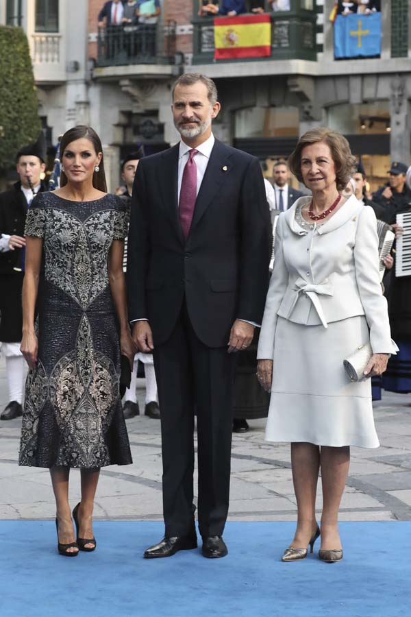 La Reina Letizia a su llegada a la ceremonia de los Premios Princesa de Asturias 