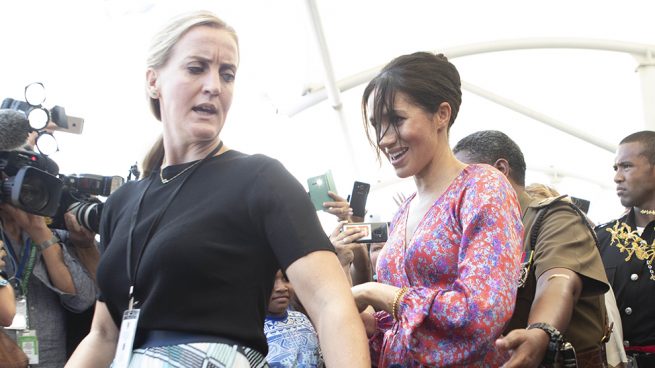 Meghan en peligro: Evacuada de un urgencia en un mercadillo en Fiji