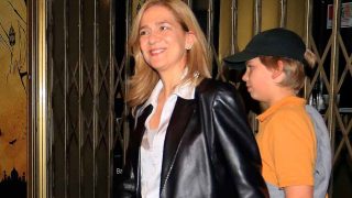 La infanta Cristina, muy sonriente a la salida del musical, acompañada de su hijo / Gtres