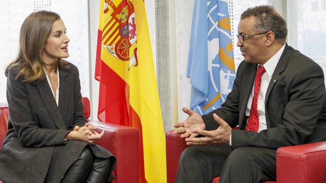 Letizia se pone las botas y le da un toque rockero a su look más anodino