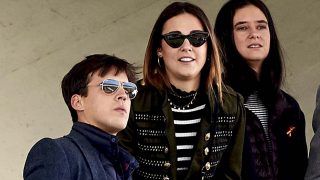 Victoria Federica acude al hipódromo con un grupo de amigos/ Gtres