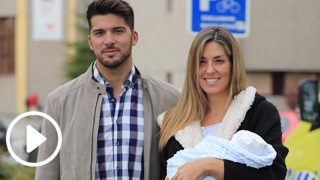 Cristian Toro y Susana Salmerón posan con el pequeño Alejandro/ Gtres