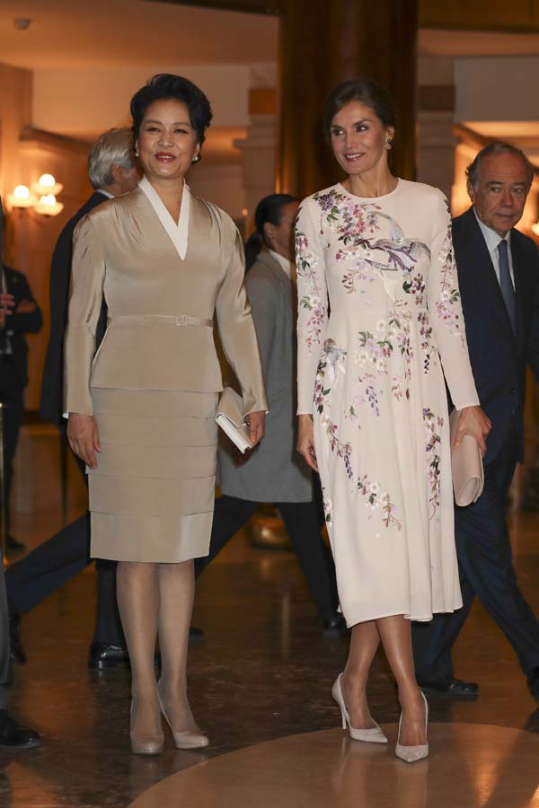 La Reina Letizia con Peng Liyuan a su llegada al Teatro Real
