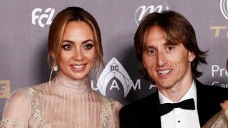 Luka Modric y su mujer Vanja Bosnic, durante la gala del Balón de Oro / Gtres