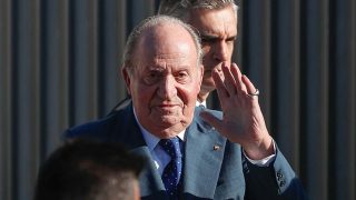 El rey Juan Carlos da el último adiós a Miguel Primo de Rivera / Gtres