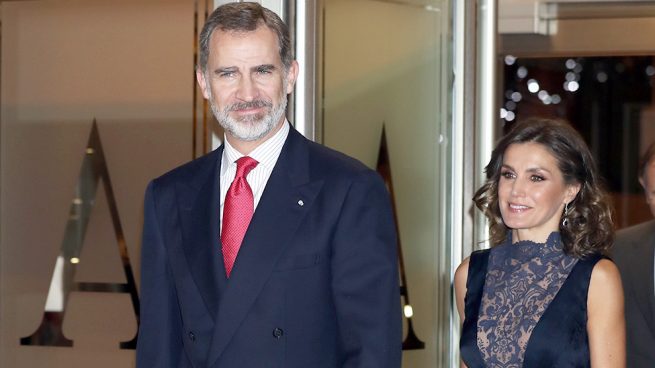 Letizia calienta el ambiente con su escote más atrevido antes de su reencuentro con el rey Juan Carlos