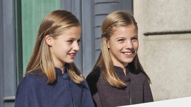 Colegialas royal: Leonor y Sofía, ‘clones de uniforme’ en un día histórico