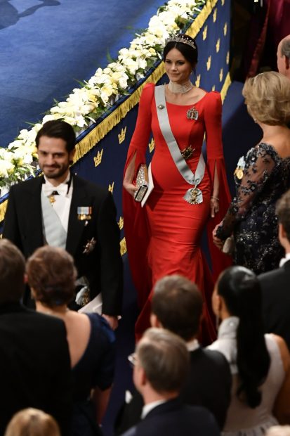 Victoria, ‘reina vintage’: Recicla un diseño de su madre para la entrega de los Nobel