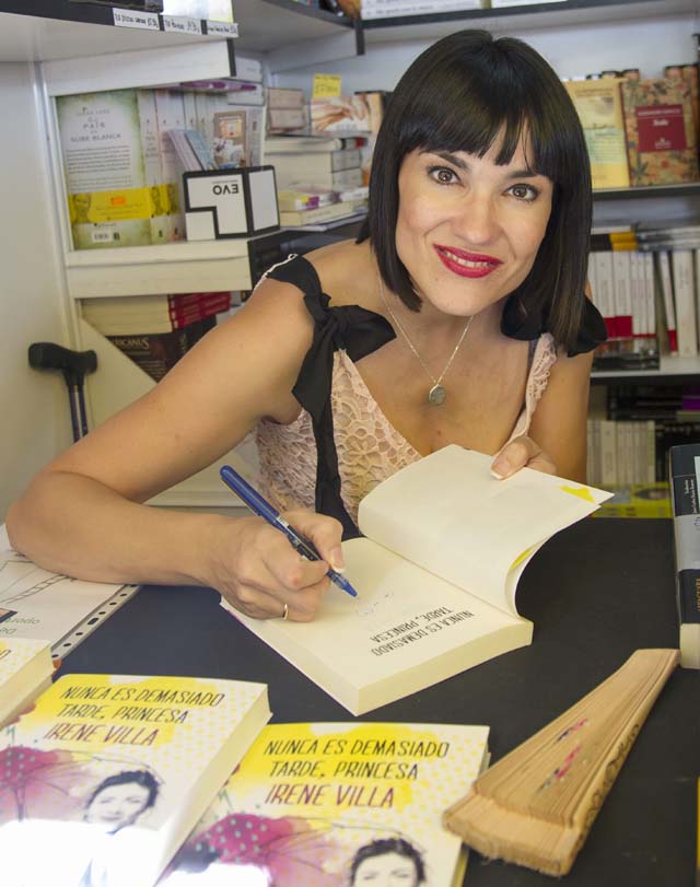 Irene Villa firmando ejemplares de uno de sus libros 