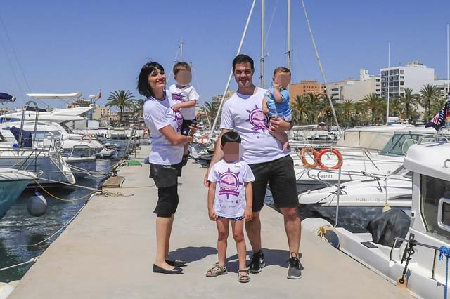 Irene Villa con Juan Pablo Lauro y sus tres hijos en Mallorca durante el verano de 2017